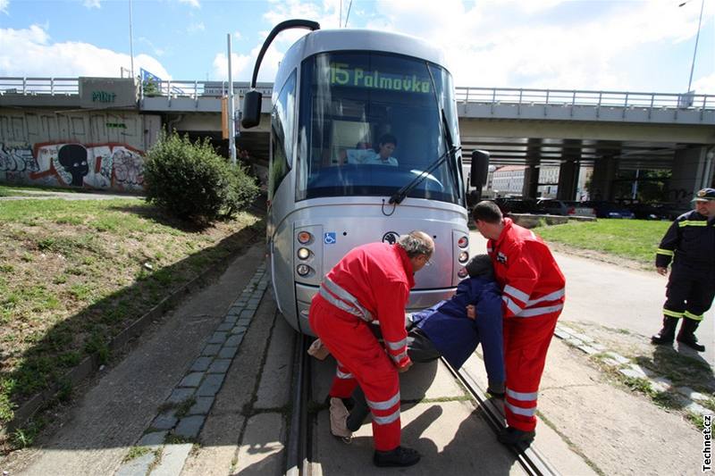 Tramvaj srazila chodce. Vyproování sraeného 