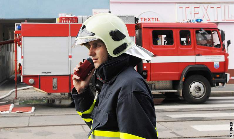 Hasiči zasahovali u požáru skladu dřeva na Václavské ulici