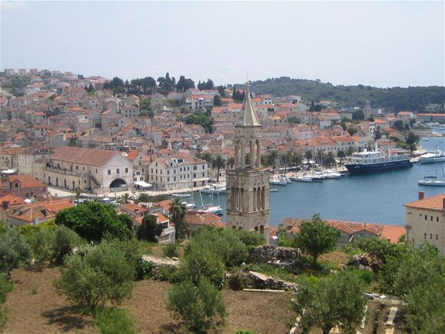 Do msteka Hvar na stejnojmenném ostrov se stahuje luxusní klientela.