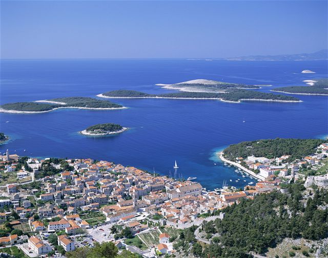 Do msteka Hvar na stejnojmenném ostrov se stahuje luxusní klientela.