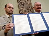 P�emysl Sobotka p�evzal z rukou �editele Vojenského historického ústavu Praha Ale�e Kní�ka n�meckou kopii Mnichovské dohody