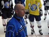 Pavel Hynek vede trénink hokejist� Plzn�
