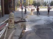 Ve tpánské ulici v Praze prasklo potrubí. (27. ervence 2008)
