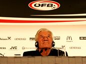 Karel Brückner na víde�ské tiskové konferenci