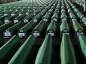 Rakve obtí ze Srebrenice