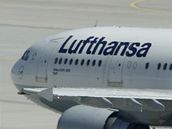 Letadla spolenosti Lufthansa ekající na letiti v Mnichov.