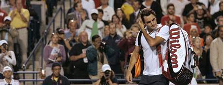 Poraený Roger Federer odchází z kurtu