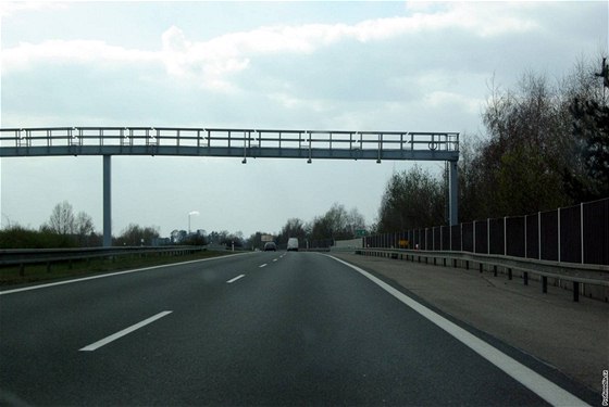 Mýtné se v ČR platí od ledna roku 2007, zatím pouze na dálnicích, rychlostních silnicích a malé části silnic první třídy. Ilustrační foto.