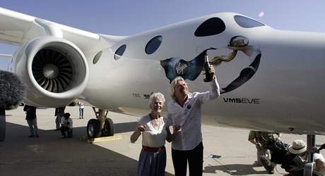 Tento letoun spolenosti Virgin bude vynáet raketu SpaceShip Two do vyích vrstev atmosféry, odkud bude raketa startovat.