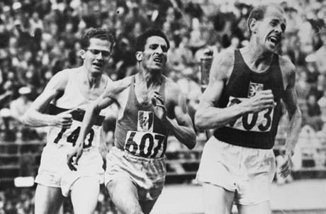 Nmec Schade (vlevo), Francouz Mimoun (uprosted) a Emil Zátopek ve finále olympijského závodu na 5000 metr v Helsinkách 1952.