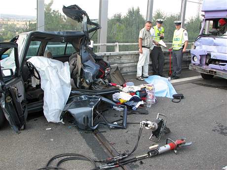 Tragická nehoda na D1 u Vyškova - řidič vyměňoval kolo a do jeho vozu zezadu narazila aie