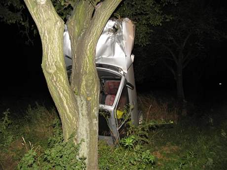 Osmnáctiletá řidička opřela u Josefova svůj vůz o strom