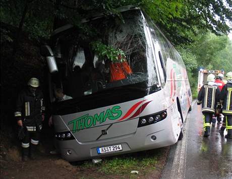 Pi nehod nmeckho autobusu se lehce zranilo nkolik lid