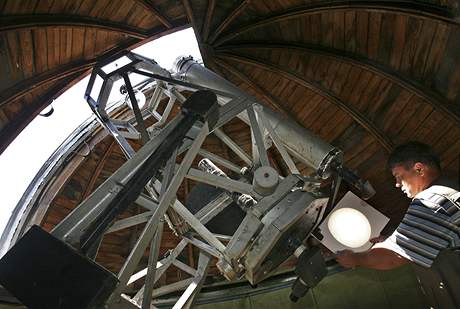 Astronomický nadšenec ze sibiřského Barnaulu u dalekohledu, který sestrojil Michail Levčenko 