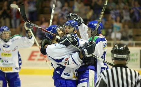 Hokejisté Komety Brno se radují ze vsteleného gólu.