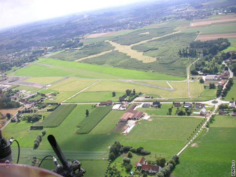 Milan Mikulecký, který celou výpravu inicioval, pilotoval i stroj s fotografem iDNES.cz.