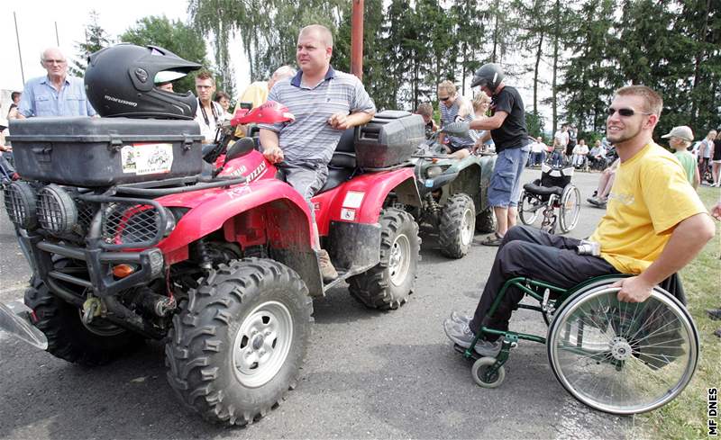 V Kladrubech se konala akce pro motorkáe, která má upozornit na hazardování na silnicích. 