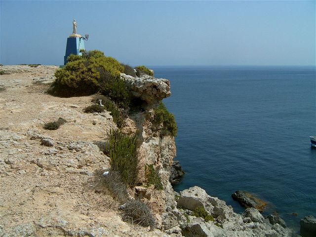 Náboženské symboly a kamenité pobřeží - typické znaky Malty