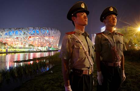 ínská hlídka u hlavního olympijského stadionu. Poblí nj má leení i protiraketová jednotka - kvli obavám z útoku terorist.