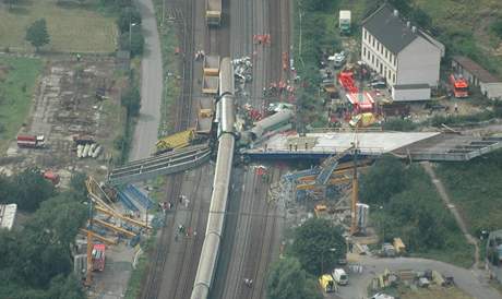 Letecký snímek vlakového netstí u Studénky (8. 8. 2008)