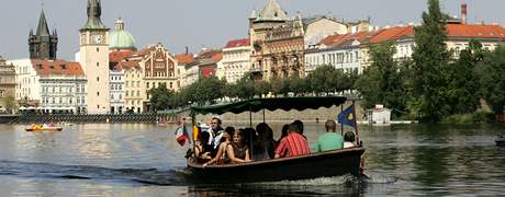 Od srpna funguje v Praze na Vltav u pt pívoz.