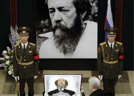 Katafalk s ostatky Alexandra Solenicyna