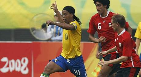 Ronaldinho proniká belgickou obranou.