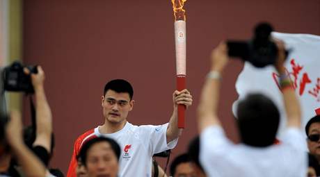 Jao Ming s olympijským ohnm