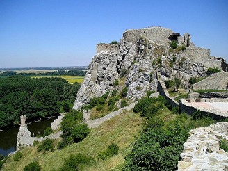 Devín - celkový pohled na horní hrad