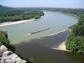 Dvojbravený soutok Dunaje a Moravy z vyhlídky horního hradu Devína