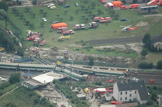 Letecký snímek vlakového neštěstí u Studénky (8. 8. 2008)
