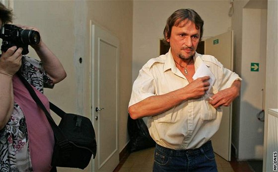 Ladislav Kupík musí zaplatit kolace 600 tisíc korun za to, e ji pivedl do jiného stavu. Snímek je ze srpna 2008, kdy se pípad projednával u trestního senátu.