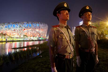 ínská hlídka u hlavního olympijského stadionu. Poblí nj má leení i protiraketová jednotka - kvli obavám z útoku terorist.