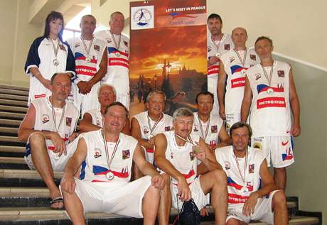 Basketbaloví veteráni v kategorii 55-60 se stíbrnými medailemi z mistrovství Evropy