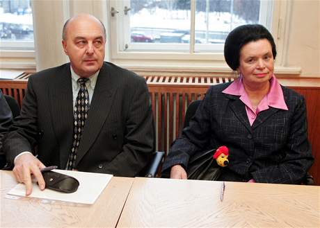 Ivo Svoboda a Barbora Snopková u Vrchního soudu v Praze v únoru 2005