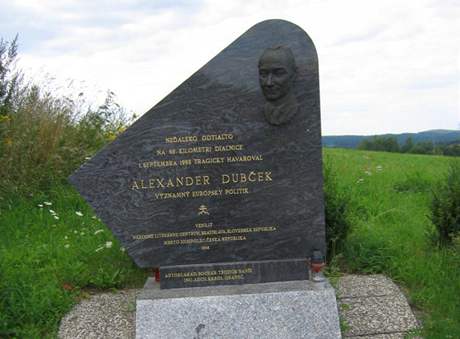 Alexander Dubek má  v R pomník u dálnice, kde zahynul. Slováci se nyní pou, jestli bude hrdinou