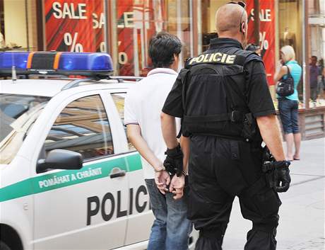 Policisté zasahovali v prodejn Kenvelo v Brn, kde Romové napadli ochranku