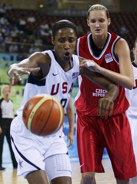 Americká basketbalistka Lisa Lesliová (vlevo) v souboji s ekou Petrou Kulichovou.