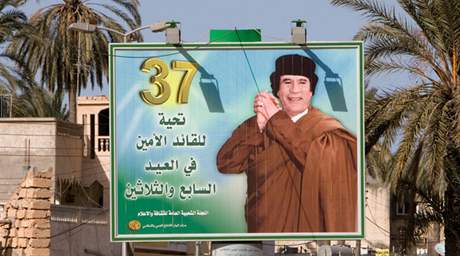 Muammar Kaddáfí, jehož "třetí univerzální teorie" má porazit kapitalismus i komunismus. Libyjský vůdce ji shrnul ve spisku Zelené knihy.