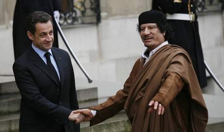 Muammar Kaddáfí a francouzský prezident Nicolas Sarkozy