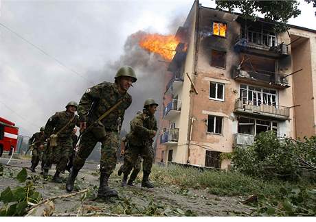 Gruzínští vojáci u budovy zasažené bombardováním v Gori