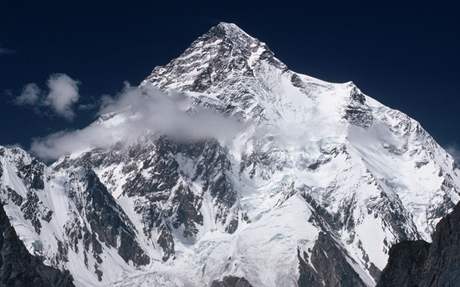 Dobývání vrcholu K2 (pohled ze základního tábora) je podle lezc technicky jet t잚í ne zdolání Mount Everestu.