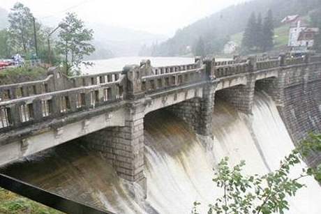 Hydrologové se u pipravují na jaro. Snhu zatím není tolik jako v roce 2006, pehrady u ale upoutjí. Ilustraní foto