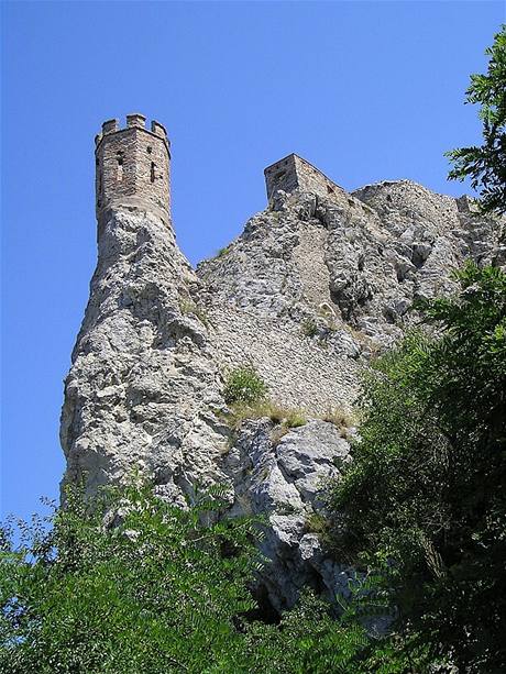 Devínsky hrad z úpatí hradní skály u dunajského břehu
