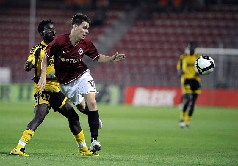 Sparanský záloník Ondej Kunír v souboji s Florentem Rouambou v zápase Sparta Praha - eriff Tiraspol