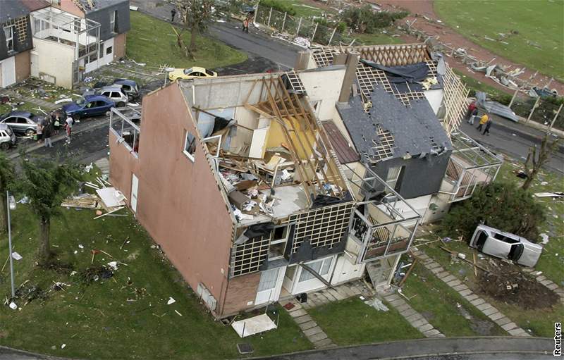 Tornádo na severu Francie ván pokodilo nkteré domy.