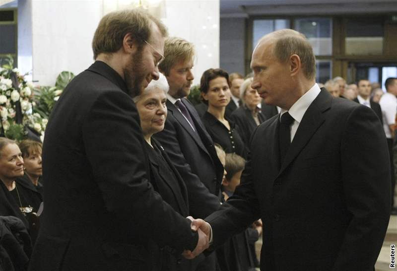 Ruský premiér Putin kondoluje rodin Alexandra Solenicyna