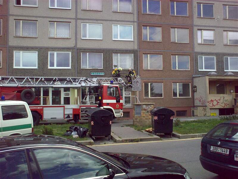 Policie po esti hodinách zajistila mue, který v hrozil sebevradou výbuchem (na fotce vlevo).