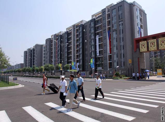 Budova (první vedle brány vpravo) ve které sídlí eská výprava v Pekingu 