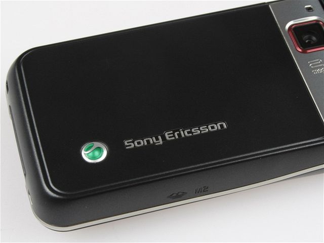 Sony Ericsson G502 zaujme svým vzhledem ji na první pohled.